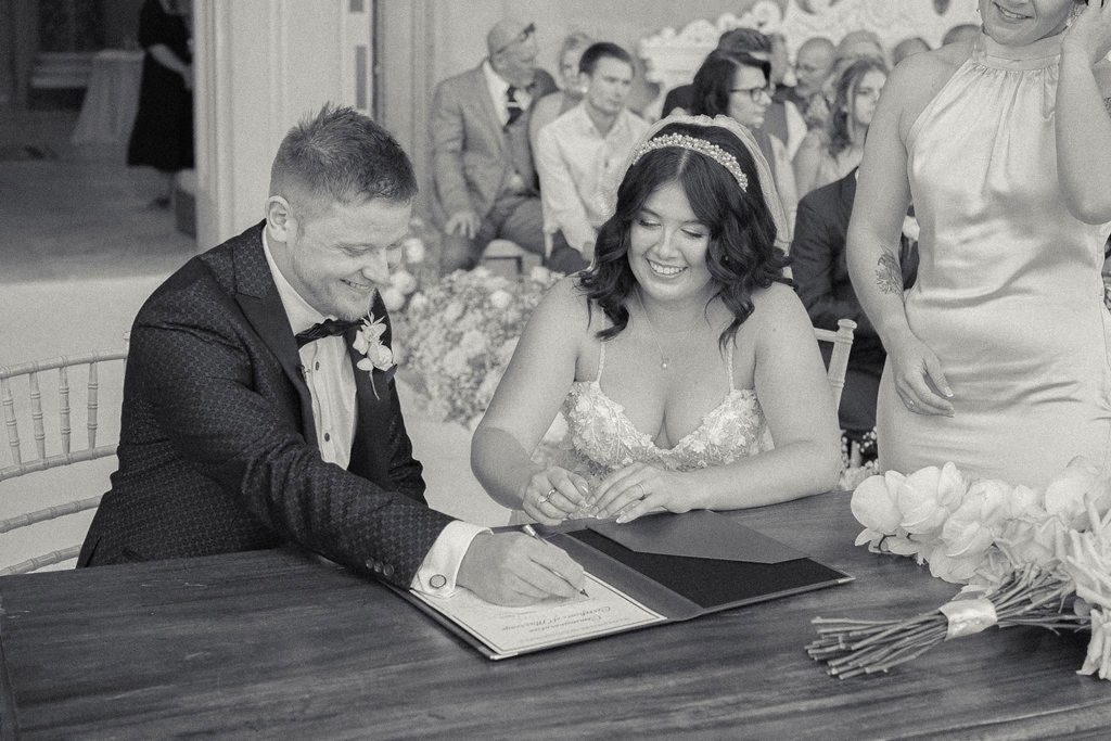 Sign the register - Hannah Rose Weddings