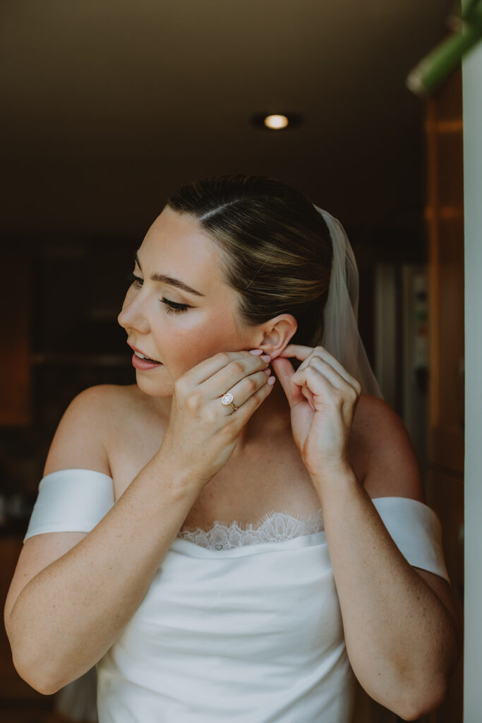 Engagement ring, bridal prep.
Hannah Rose Weddings & Events